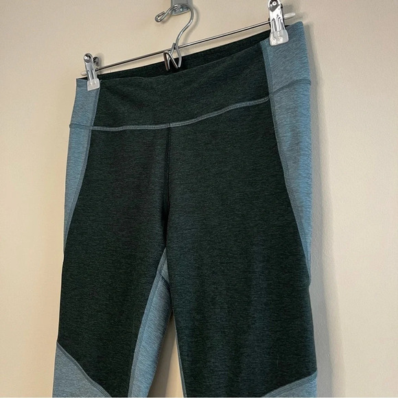 OUTDOOR VOICES Two Toned 3/4 Length Leggings - Picture 5 of 10